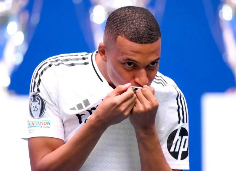 mbappe kisses the real madrid emblem