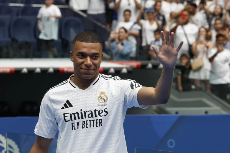 mbappe real madrid presentation says hi