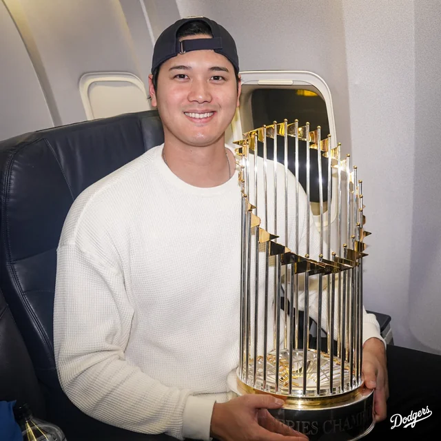 shohei ohtani with the commissioners trophy