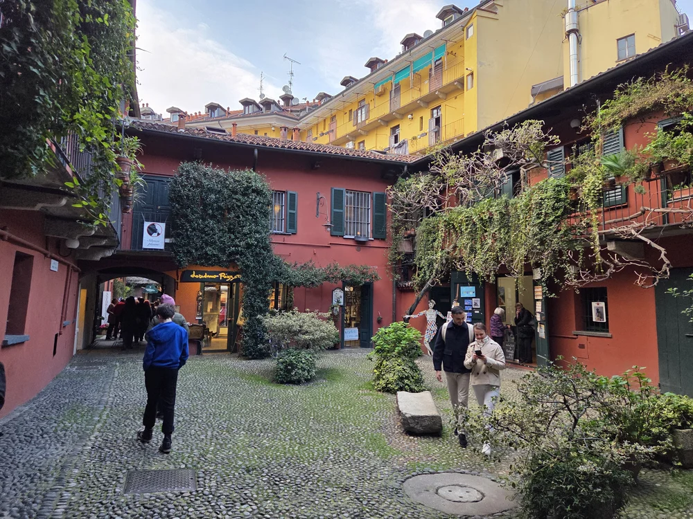round cobbles in milan