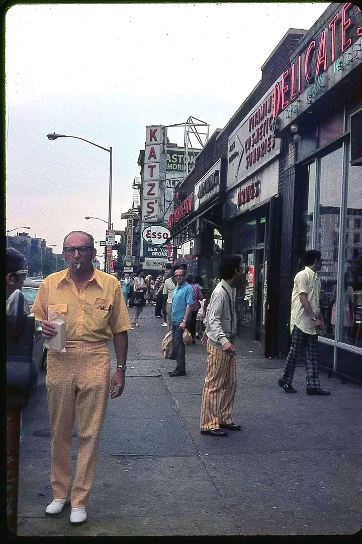 reno_smoking_cigar_in_1970_nyc.jpg