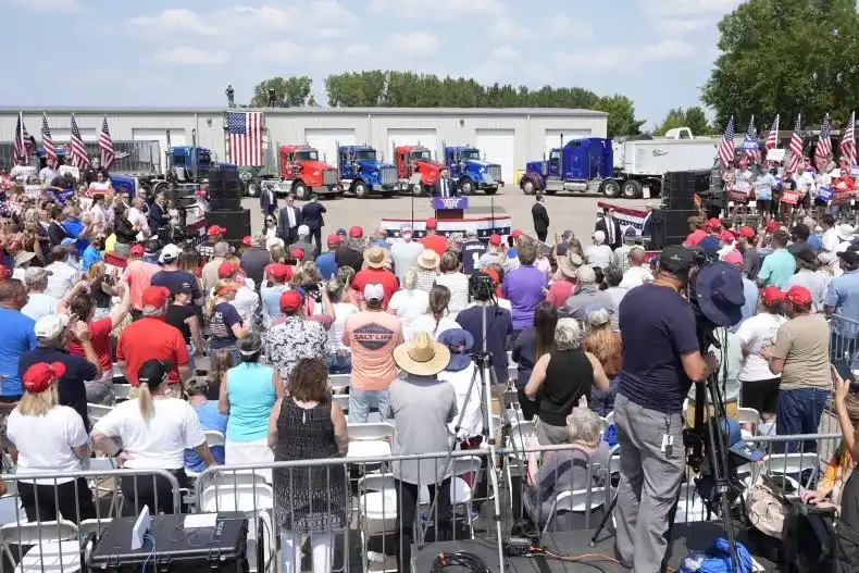 jd vance rally is small